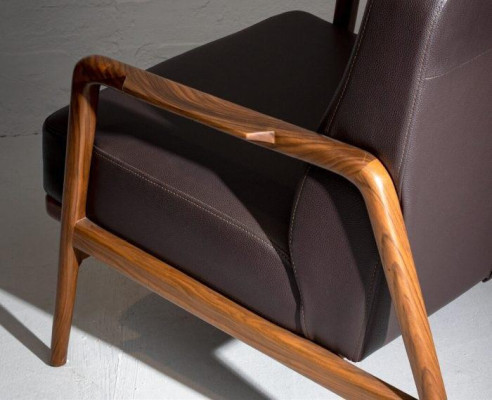 Design-Akkzent: Sessel in Trendfarbe mit schlichtem Holzrahmen neu